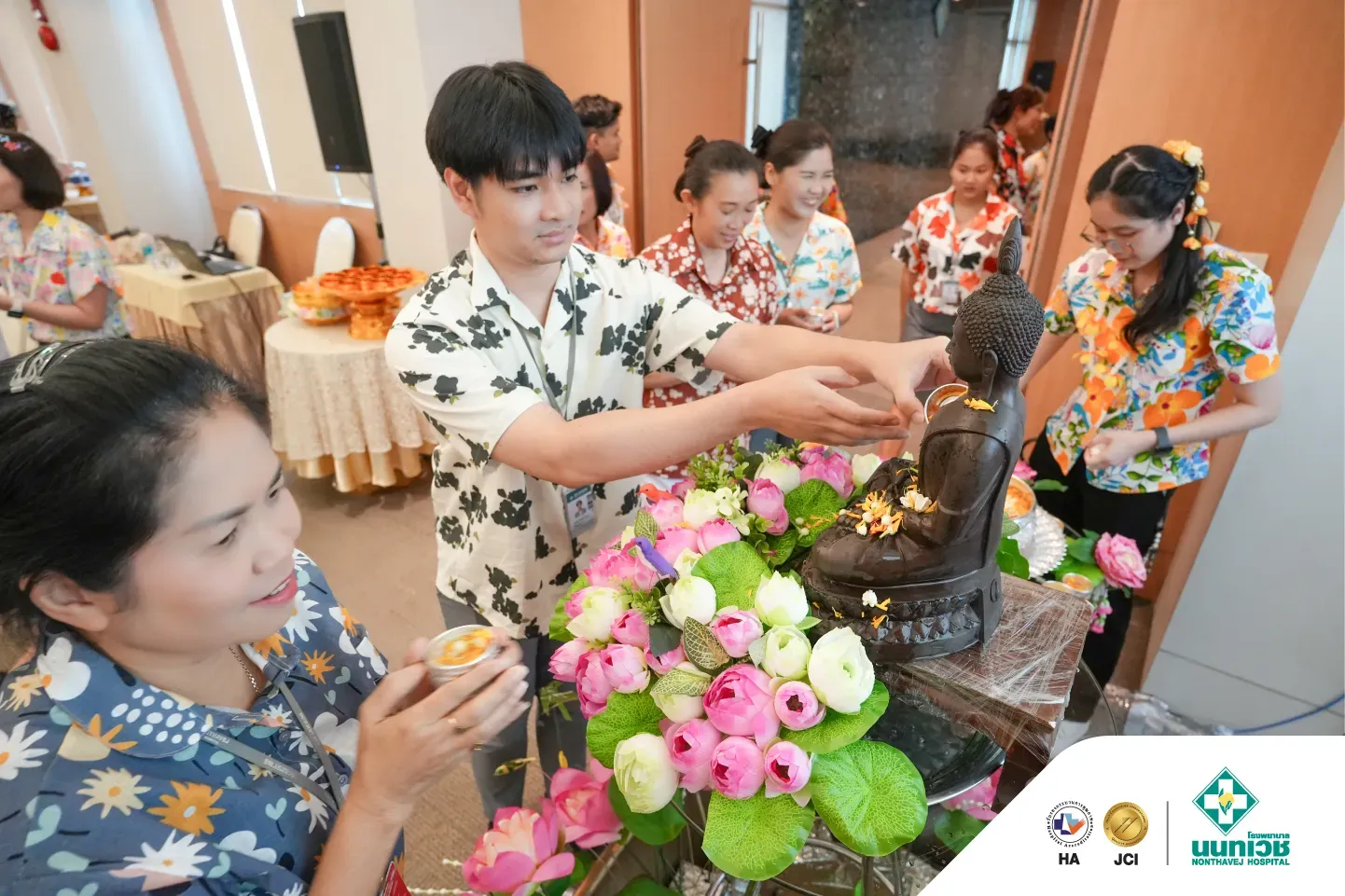 รพ.นนทเวช จัดกิจกรรมสงกรานต์วิถีไทย สืบสานประเพณีรดขอพรผู้ใหญ่ — 12