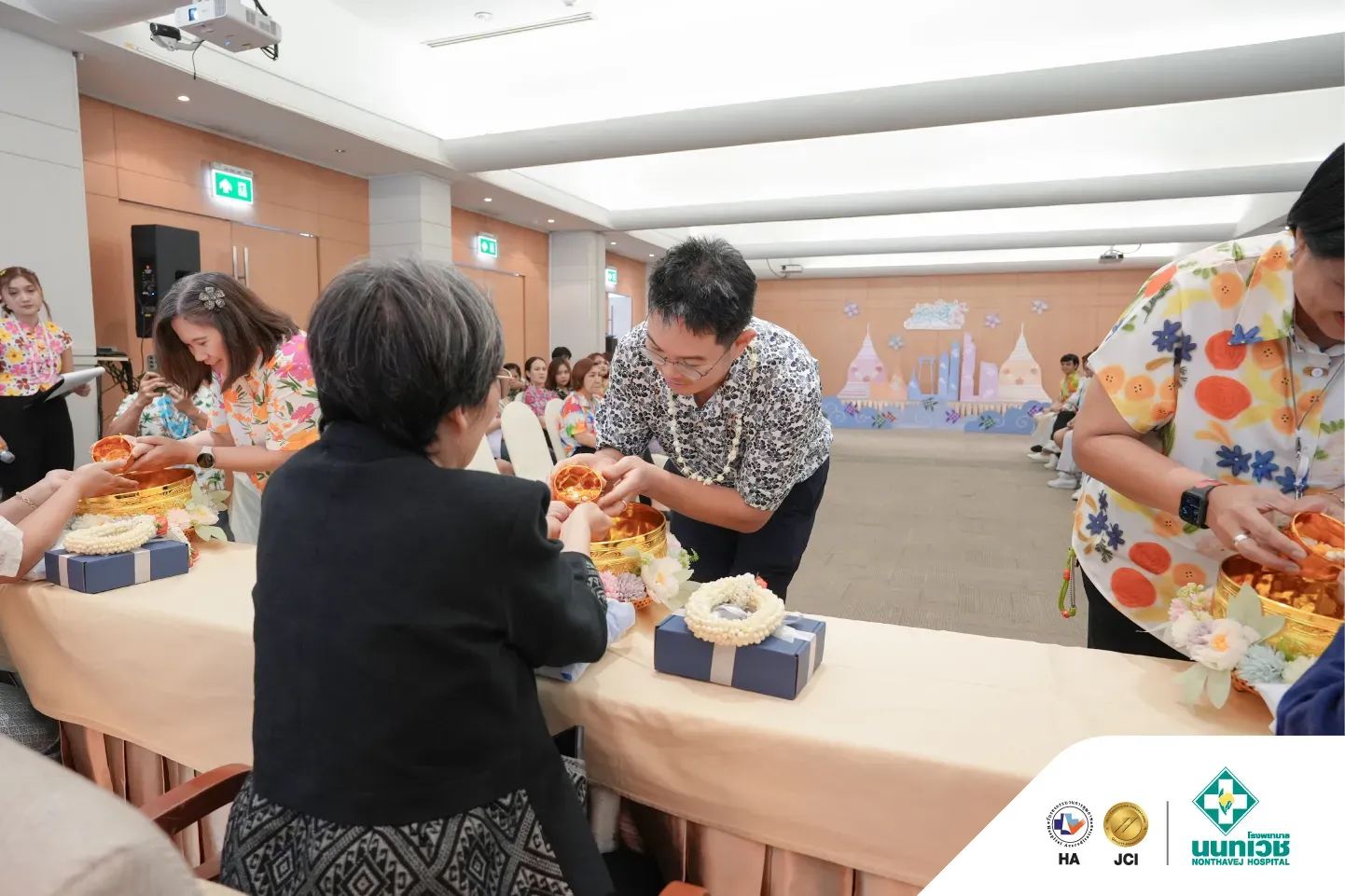 รพ.นนทเวช จัดกิจกรรมสงกรานต์วิถีไทย สืบสานประเพณีรดขอพรผู้ใหญ่ — 1