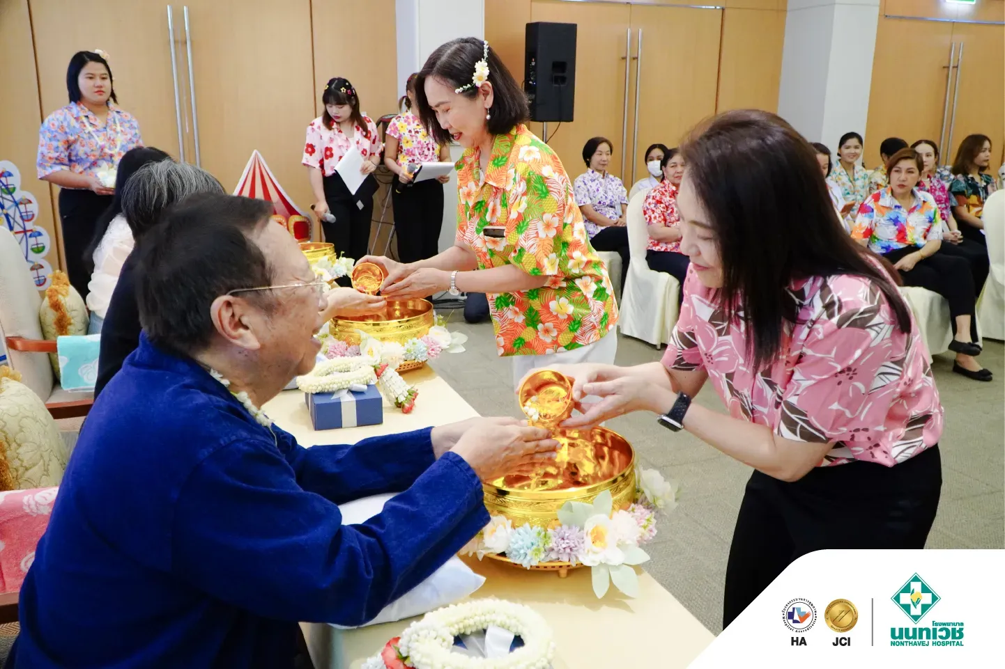 รพ.นนทเวช จัดกิจกรรมสงกรานต์วิถีไทย สืบสานประเพณีรดขอพรผู้ใหญ่ — 8