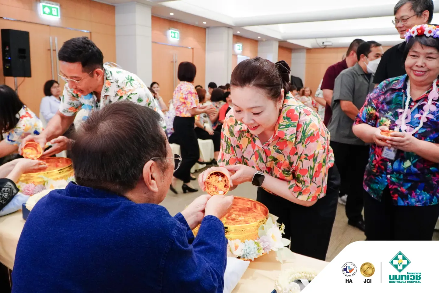 รพ.นนทเวช จัดกิจกรรมสงกรานต์วิถีไทย สืบสานประเพณีรดขอพรผู้ใหญ่ — 13